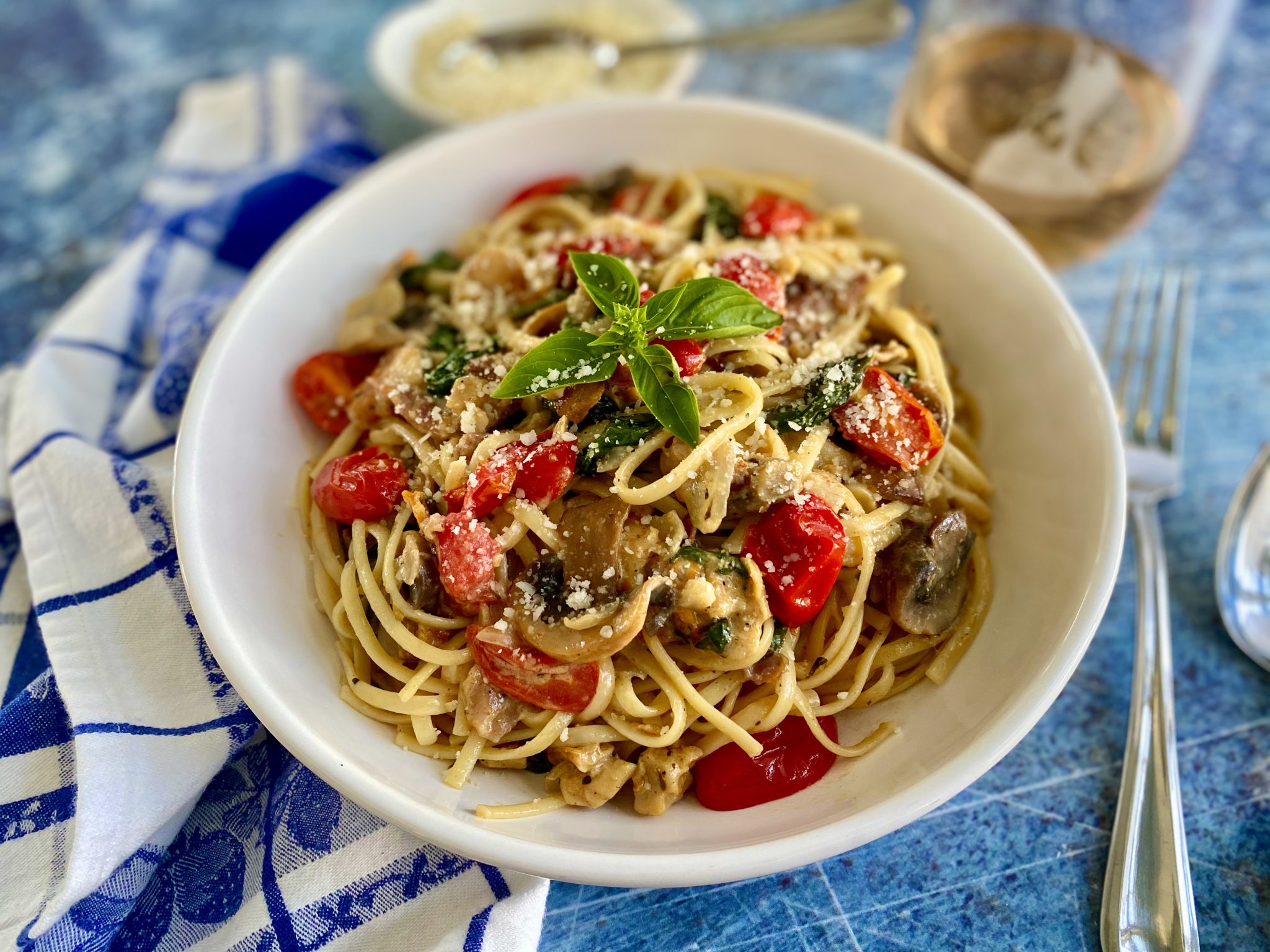 clam-mushroom-and-tomato-pasta-with-superbly-herby-cream-sauce-dish