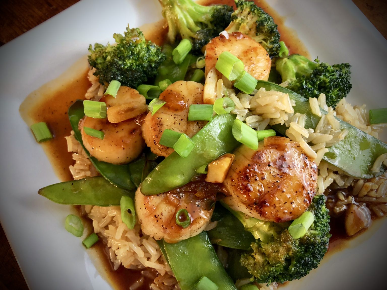 PAN SEARED SCALLOP STIR FRY WITH BROCCOLI AND SNOW PEAS OVER BROWN ...